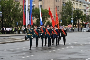 Войска Хабаровского гарнизона ДВО прошли торжественным строем по главной площади столицы Фото пресс-службы краевого правительства